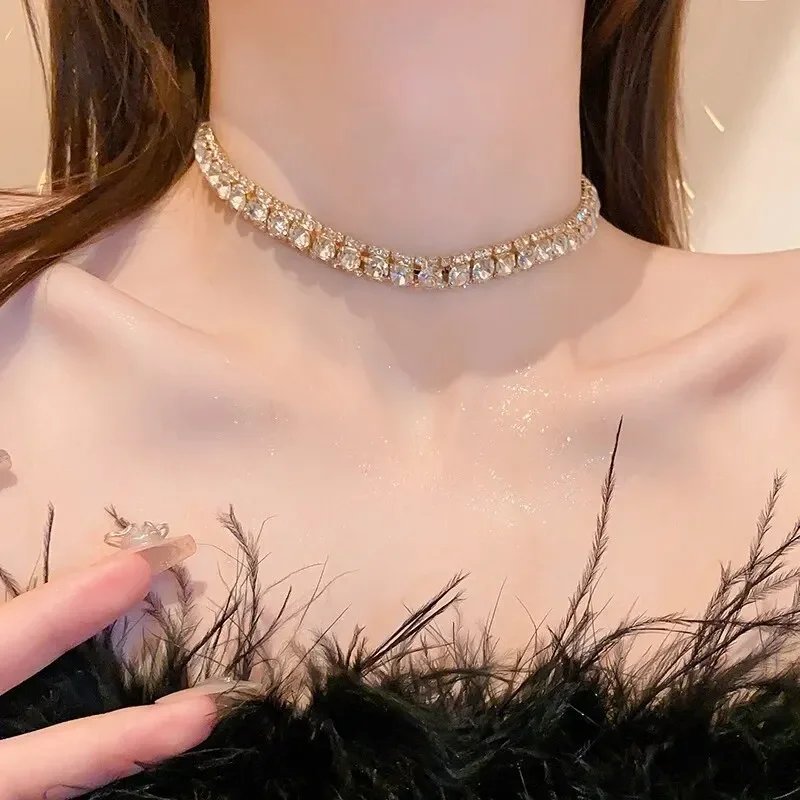 Ensemble de colliers et boucles d'oreilles carrées à la mode, chaîne de clavicule légère de luxe, vêtements de cou personnalisés haut de gamme pour femmes, motif façonnant