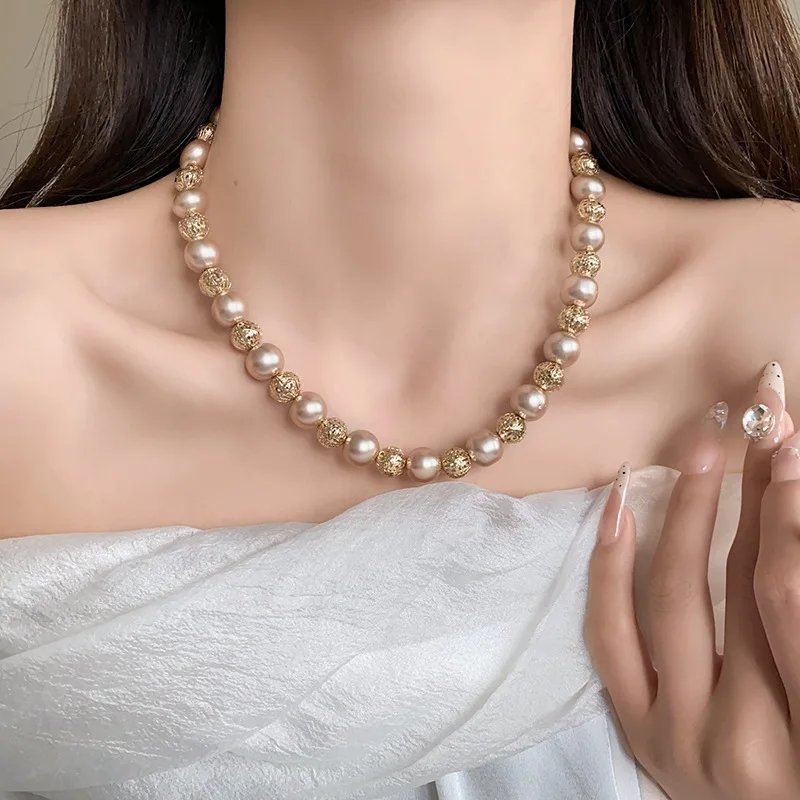 Collier et boucles d'oreilles en perles géométriques rétro françaises, Design de mode, chaîne de clavicule légère, ensembles de bijoux de luxe haut de gamme Collier et boucles d'oreilles en perles géométriques rétro françaises, Design de mode, chaîne de clavicule légère, ensembles de bijoux de luxe haut de gamme